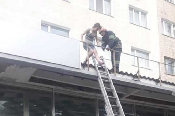 Зачинили вдома: дівчина на Черкащині вистрибнула з вікна на дах магазину (ФОТО)