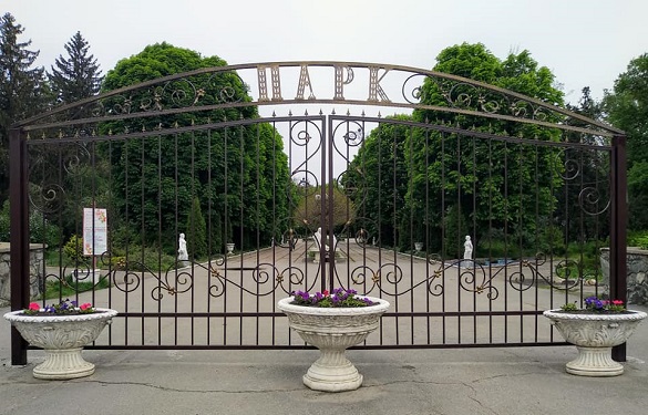 У Смілі нарешті встановили ворота в центральний парк (ФОТО)