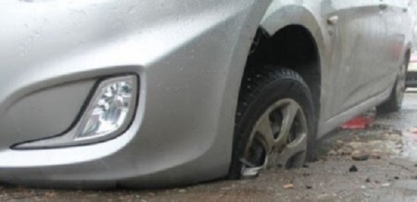Комунальники відшкодують черкащанину понад 61 тисячу гривень за пошкоджене через вибоїну на дорозі авто