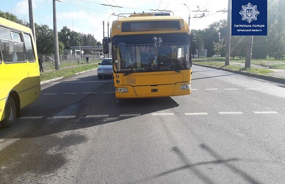На перехресті у Черкасах сталася ДТП за участі тролейбуса (ФОТО)