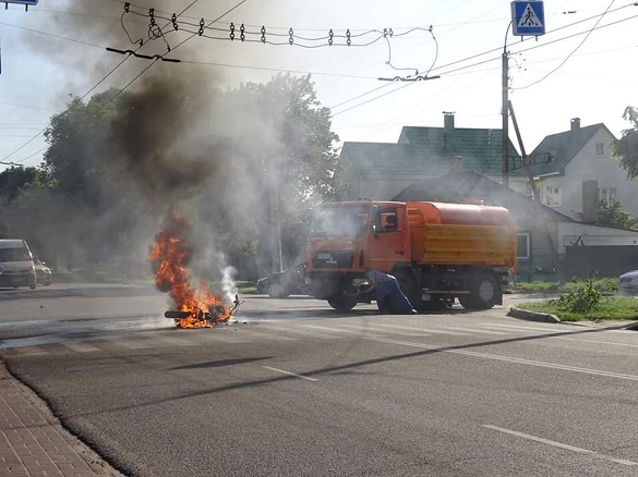 Поливальна машина у Черкасах загасила пожежу мотоцикла (ФОТО)