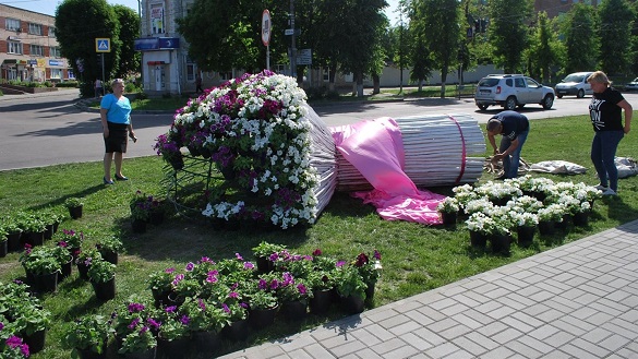 Масштабну квіткову композицію встановили на Черкащині (ФОТО)