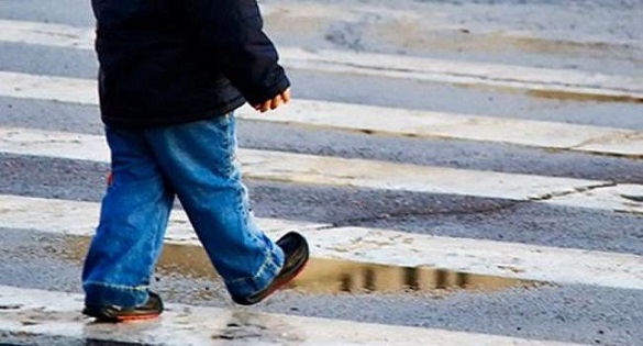 Маленьку дитину в Черкасах батьки залишили без нагляду (ФОТО)