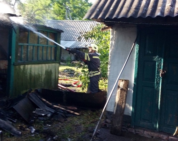 Пожежа сміття на Черкащині перекинулася на житловий будинок (ФОТО)