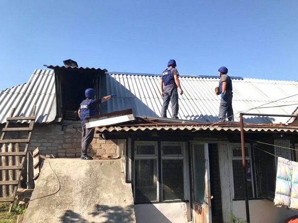 Черкаські рятувальники відновлюють будинки в зоні ООС (ФОТО) Черкаські рятувальники відновлюють будинки в зоні ООС (ФОТО)