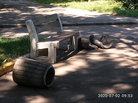 Вандали в Черкасах потрощили смітники (ФОТО)