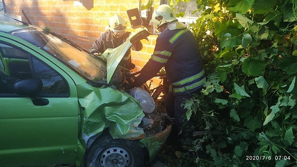 Рятувальники на Черкащині діставали з авто постраждалу в ДТП (ФОТО)