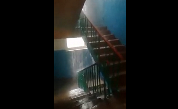 У Черкасах під час сильної зливи затопило під'їзд (ВІДЕО)