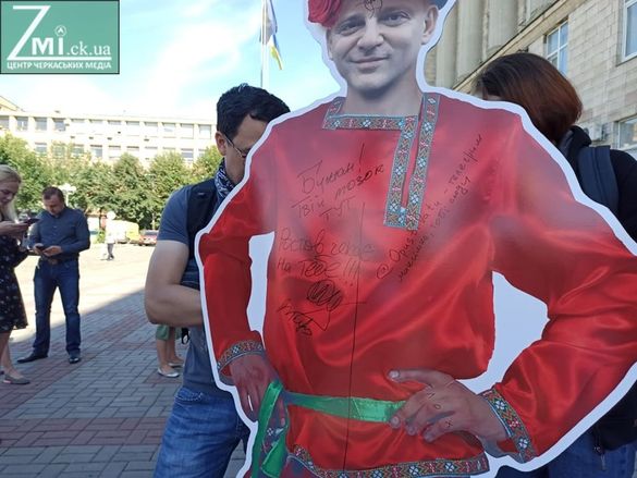 Принесли статуетку нардепа: у центрі Черкас мітингували через російську мову (ФОТО)