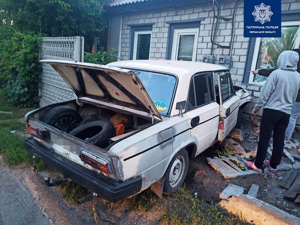 Автівка у Черкасах протаранила паркан та в'їхала в стіну будинку (ФОТО)