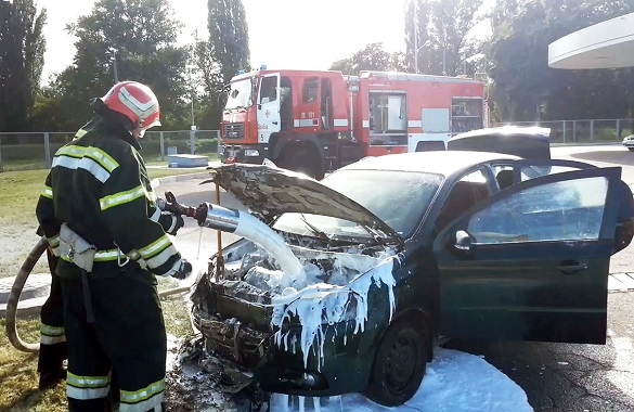 Автомобіль загорівся на заправці Черкащини (ФОТО)