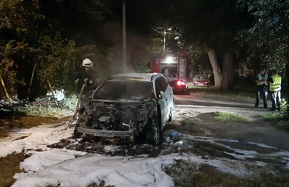 Під час стоянки у Черкасах загорілася автівка (ФОТО)