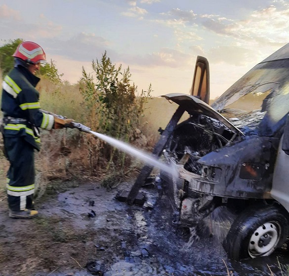 На Черкащині, через пожежу сухої трави спалахнув легковий автомобіль