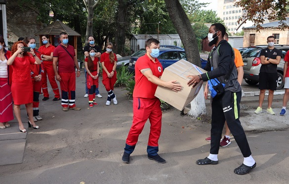 Захисні костюми передали медикам черкаські баскетболісти