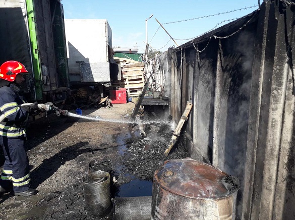 У Черкасах пожежа сміття перекинулась на напівпричеп (ФОТО)