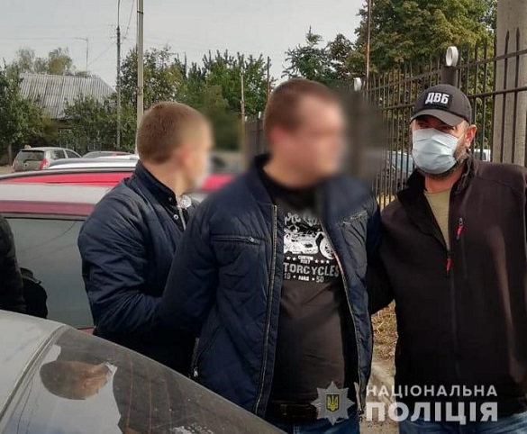 Черкаські поліцейські затримали чоловіка за підкуп посадовця (ФОТО)