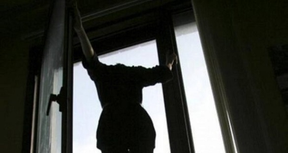 Написала прощальну записку: в Черкасах жінка намагалася вистрибнути з балкону (ВІДЕО)