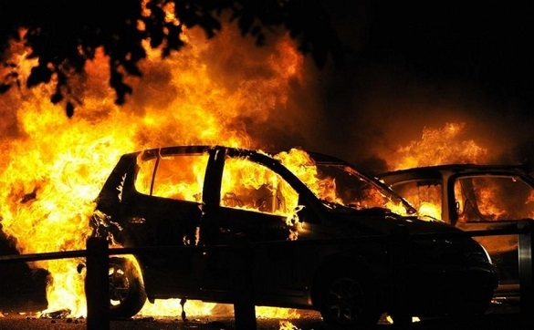 Припаркована автівка горіла в Черкасах: одна з версій – підпал