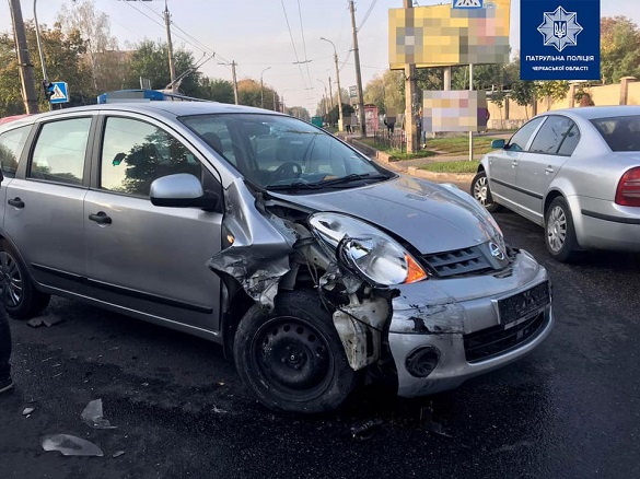 Два автомобілі зіштовхнулися в Черкасах на перехресті  (ФОТО)