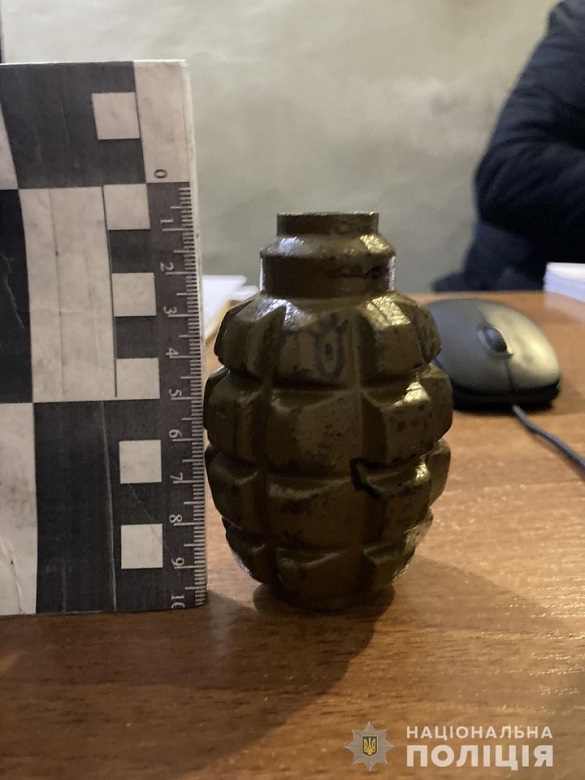 У Черкаській області затримали чоловіка, який намагався продати бойову гранату