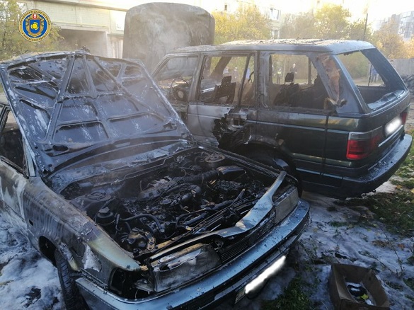 У Черкасах ущент згоріли два автомібілі й ще один отримав пошкодження (ФОТО, ВІДЕО)