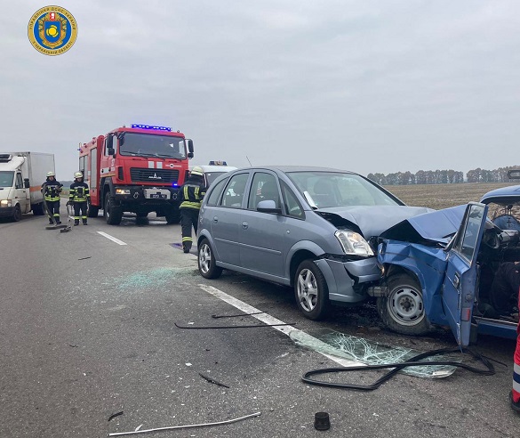 Внаслідок ДТП на Черкащині двох потерпілих затисло в авто