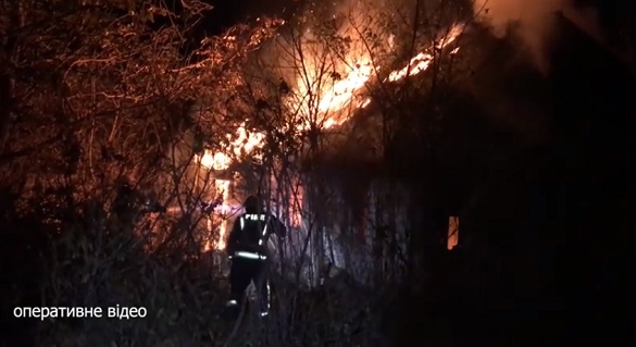 Через недопалок безхатька на Черкащині загорівся будинок (ВІДЕО)