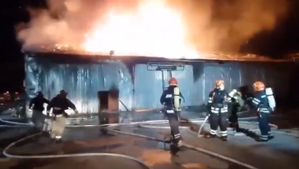 У Черкасах виникла масштабна пожежа в споруді для сушки деревини