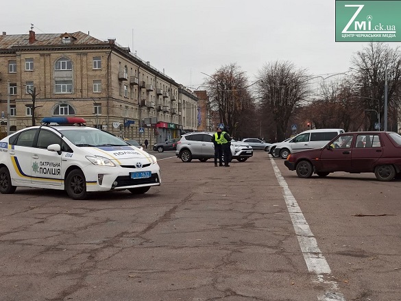 У Черкасах штрафують автомобілістів, які припаркувалися на бульварі навпроти ОДА (ФОТО)
