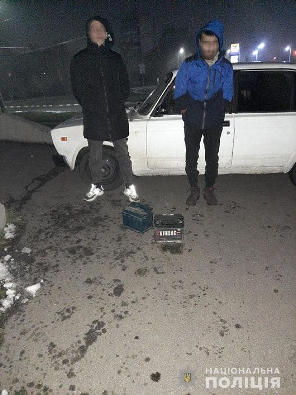 Черкаські поліцейські затримали двох чоловіків, які викрадали речі з авто черкащан