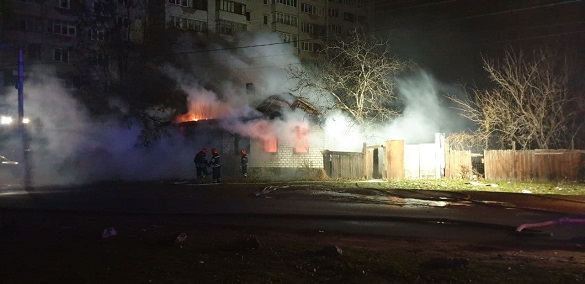 У Черкасах сталася пожежа в нежилому будинку: є загиблий  (ВІДЕО)