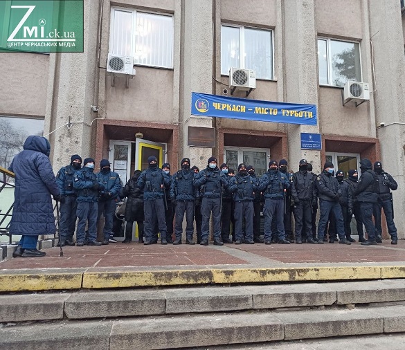 Під час сесії Черкаської міськради між поліцією та активістами виникла штовханина (ФОТО, ВІДЕО)