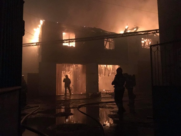 Черкаські рятувальники ліквідували масштабну пожежу на горищі (ФОТО, ВІДЕО)