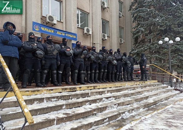 У поліції пояснили, чому на сесіях міської та обласної рад в Черкасах багато правоохоронців (ФОТО)
