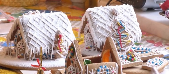 Пряникові будиночки: на Черкащині подружжя виготовляє святкові їстівні прикраси (ВІДЕО)