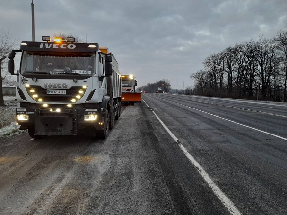 На боротьбу з ожеледицею черкаські дорожники витратили 500 тонн суміші (ФОТО)
