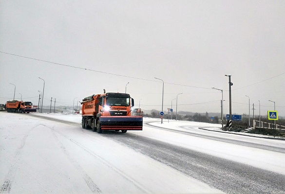 У Черкаській області дорогу від снігу прибирають 50 одиниць спецтехніки