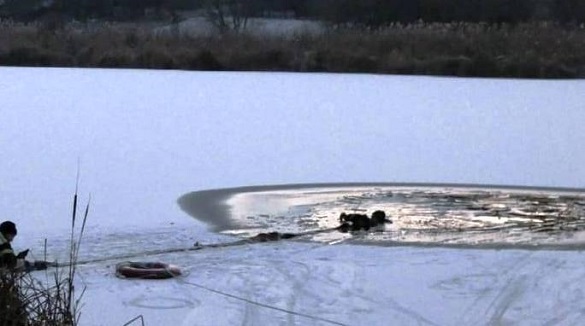 У Черкаській області врятували чоловіка, який провалився під лід