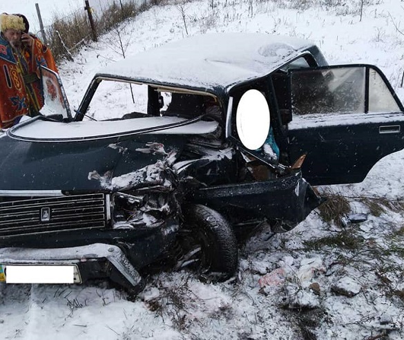 На Черкащині зіштовхнулися автомобіль та мікроавтобус: один чоловік загинув (ФОТО)