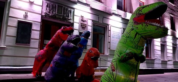 На вулиці Хрещатик у Черкасах гуляли динозаври (ФОТО)