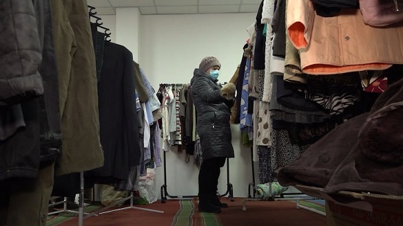 У Черкасах можна одягнутися без грошей: соціальний магазин працює у звичайному режимі