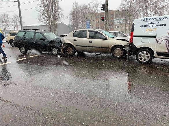 Біля автовокзалу в Черкасах сталася потрійна аварія: є постраждалі (ФОТО, ВІДЕО)
