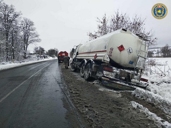 У Черкаській області ледь не перекинувся вантажний автомобіль із 20 тонами пального (ФОТО)