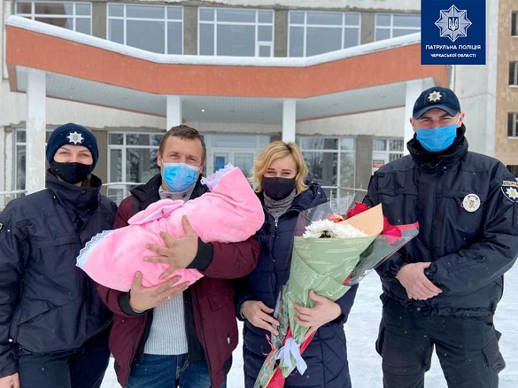 Черкаські патрульні привітали з поповненням родину, яку супроводжували до лікарні (ФОТО)