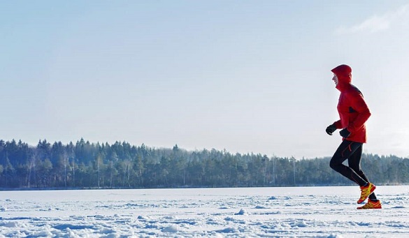 Пробіжки, пірнання у воду та гра в сніжки: на Черкащині розпочався конкурс спортивної зимової фотографії