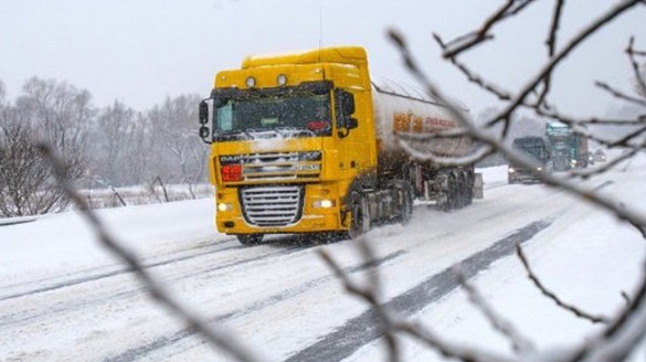 На Черкащині знову обмежили рух вантажівок трьома дорогами у напрямку Києва