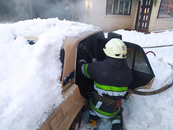 У Черкаській області загорівся засипаний снігом автомобіль (ФОТО)