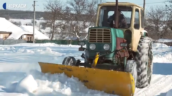 Обладнали трактор снігоочисним відвалом: на Черкащині фермер розчищає село від заметів (ВІДЕО)