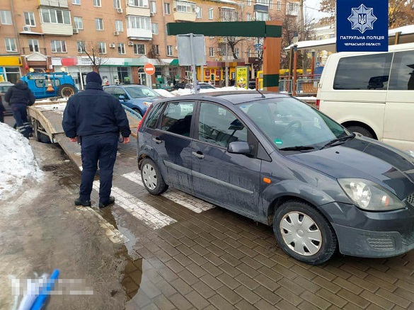 У Черкасах водій припаркувався на пішохідному переході, автомобіль евакуювали (ФОТО)