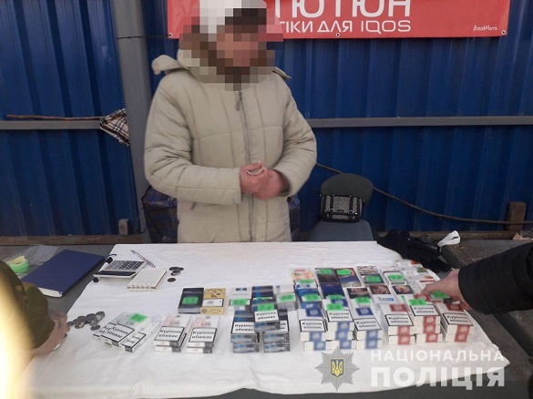 У Черкасах жінка незаконно продавала майже 500 пачок цигарок (ФОТО)
